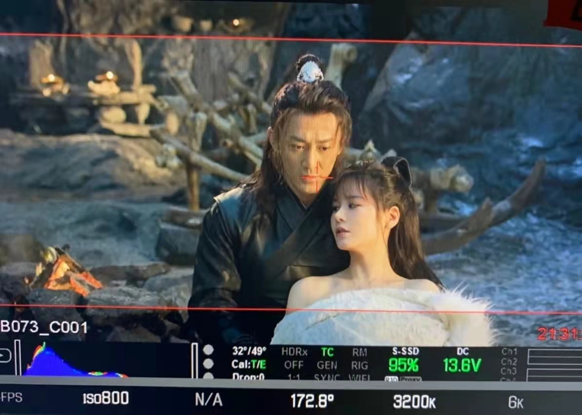 最美周芷若又变脸？新晶女郎晒照秀蚂蚁腰，却被嘲滤镜过重认不出