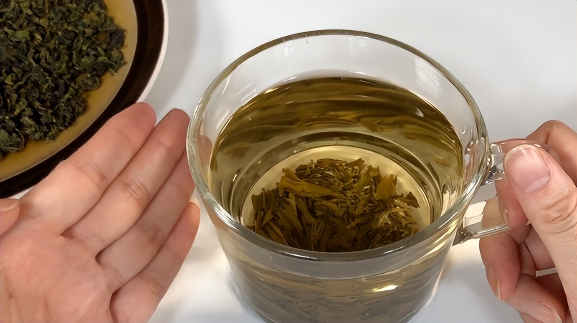 家里的茶叶过期了，应该继续喝还是扔掉？原来很多人都没想对