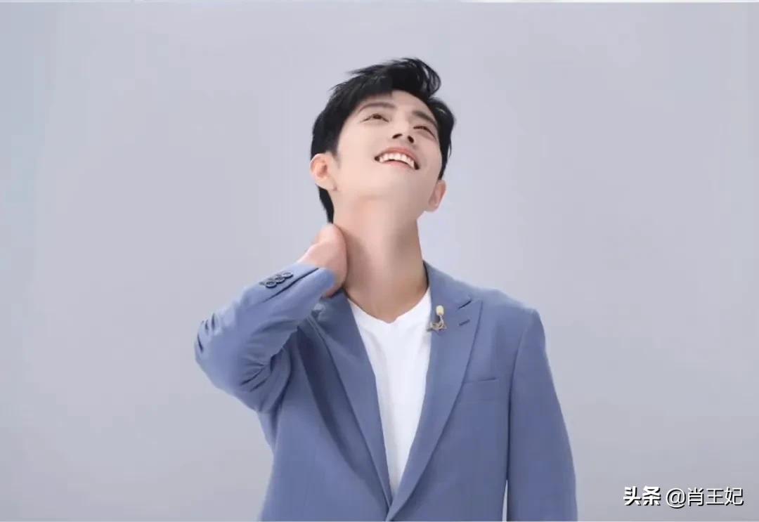 肖战他可真帅啊,帅到没边呀,这身材比例可太完美了