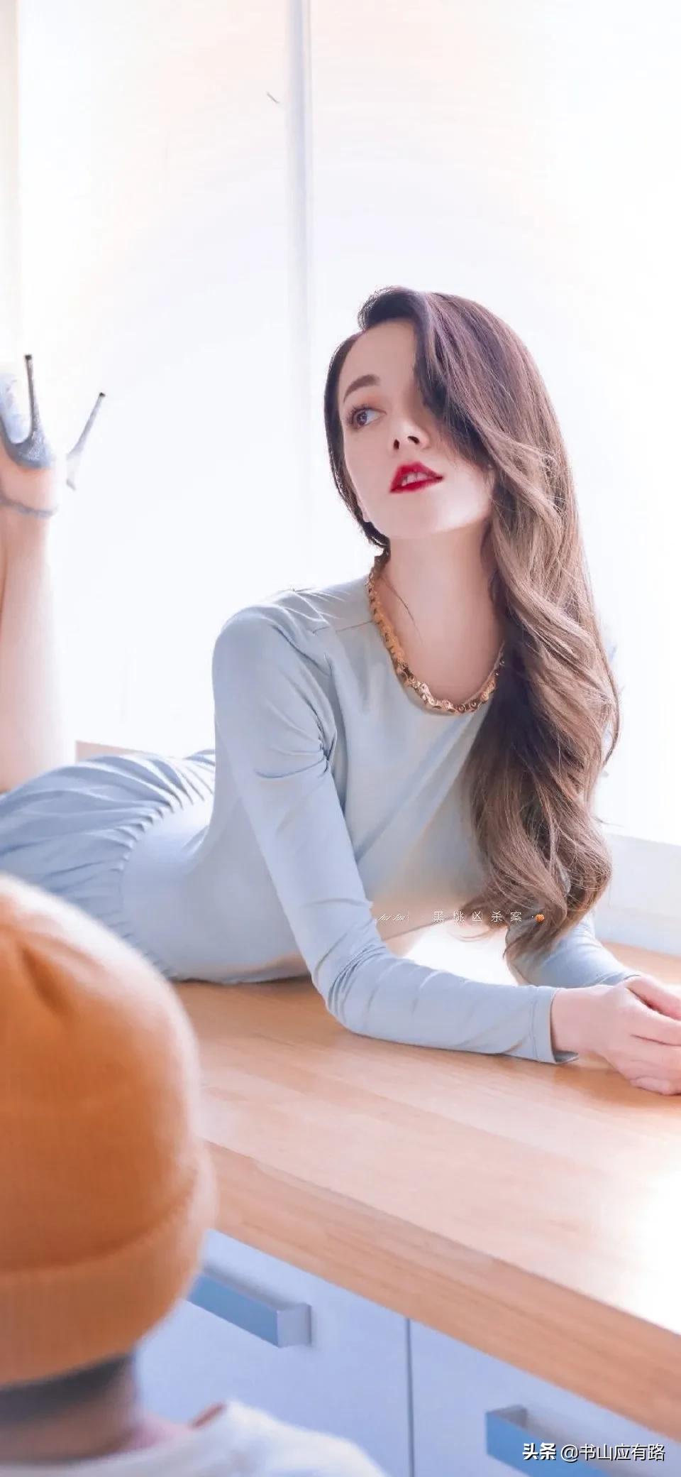 迪丽热巴：精致五官、异域风情的绝色美女