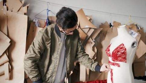 90后小伙休学做情趣内衣，一年狂揽10亿元，还带着全县致富