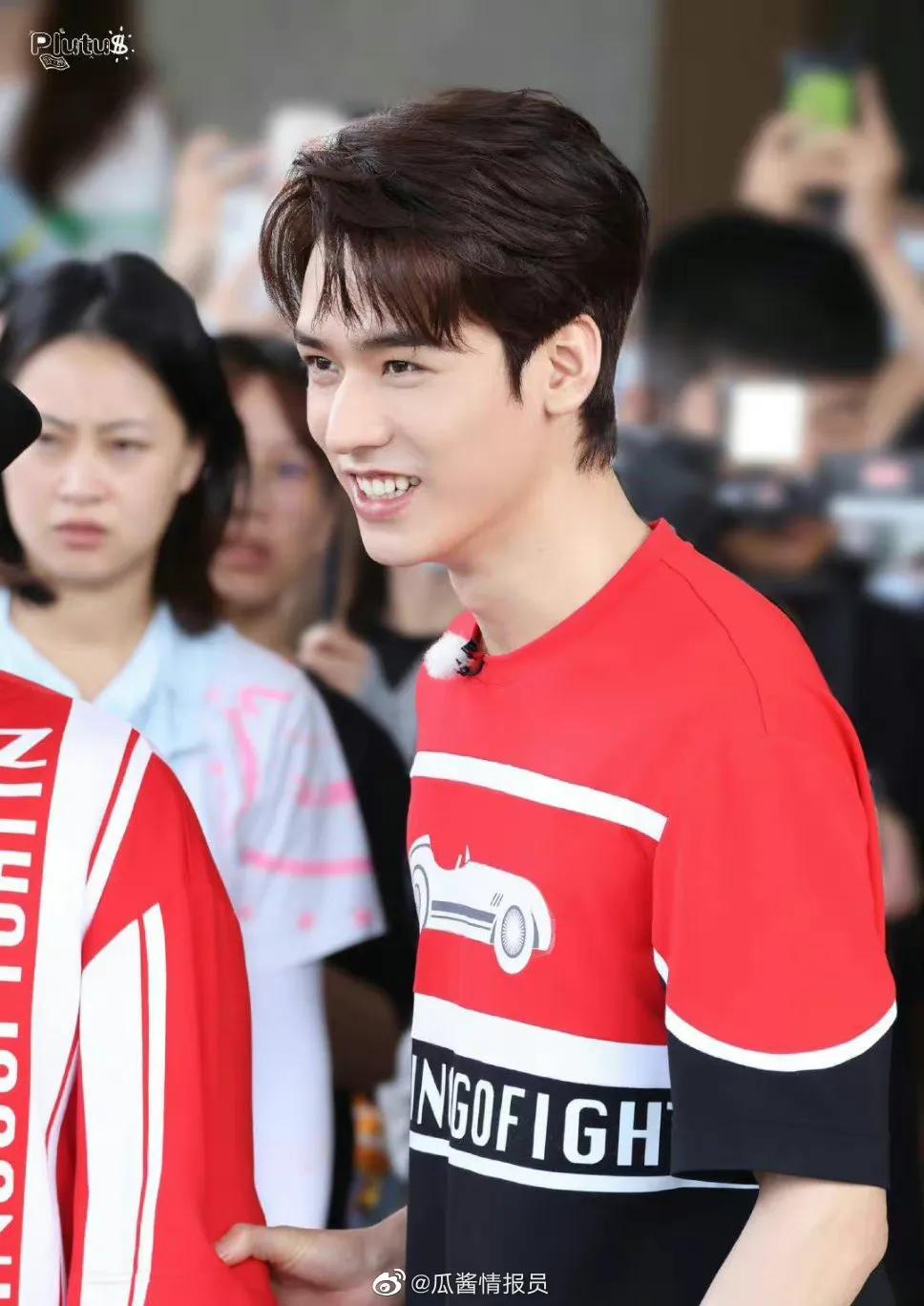 综艺《极限挑战》横店路透中帅气的龚俊