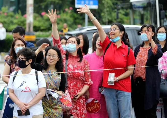 中考和高考当天，家长有必要“全天陪考”吗？机智的家长这样做