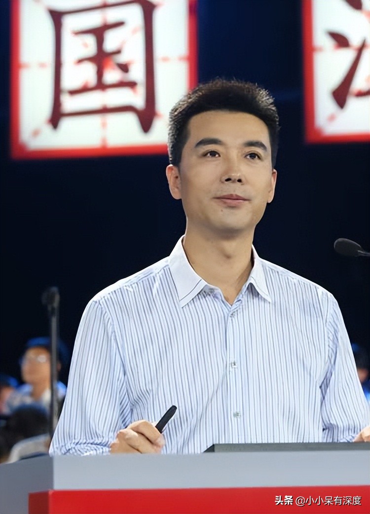 央视国脸郭志坚近况,他隐藏多年的妻子曝光,儿子也是一位帅小伙