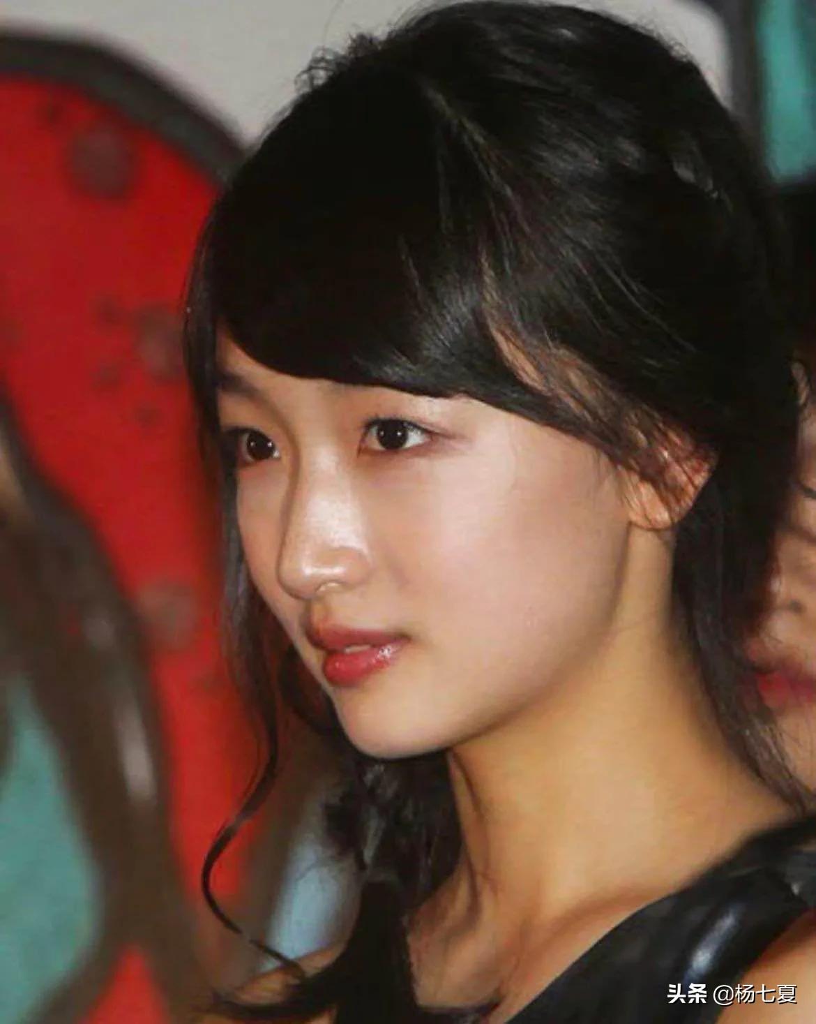 周冬雨早期照片爆光，虽然身材瘦小，但“美貌”的确不可否认吧？