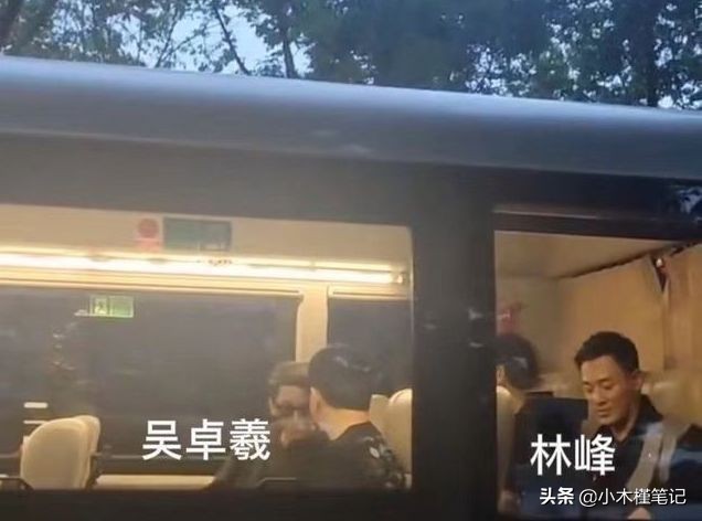 《哥哥2》路透照曝光，吴卓羲温兆伦热聊，林峯坐后面表情淡定