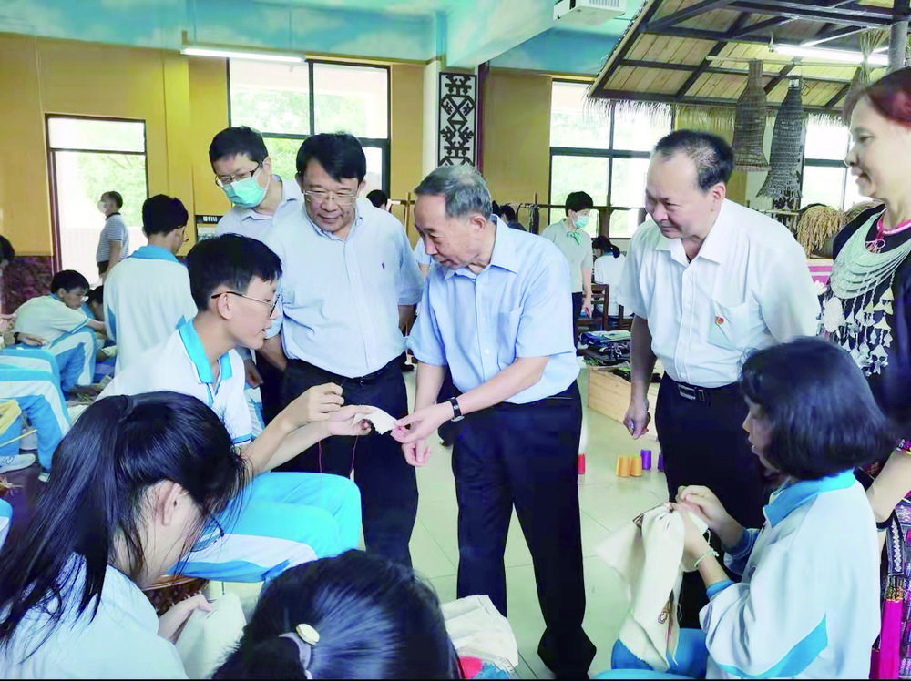 21年9月 为筹备 全面加强新时代中小学劳动教育 远程协商会 全国政协教科卫体委员会调研组赴海南省国兴中学调研