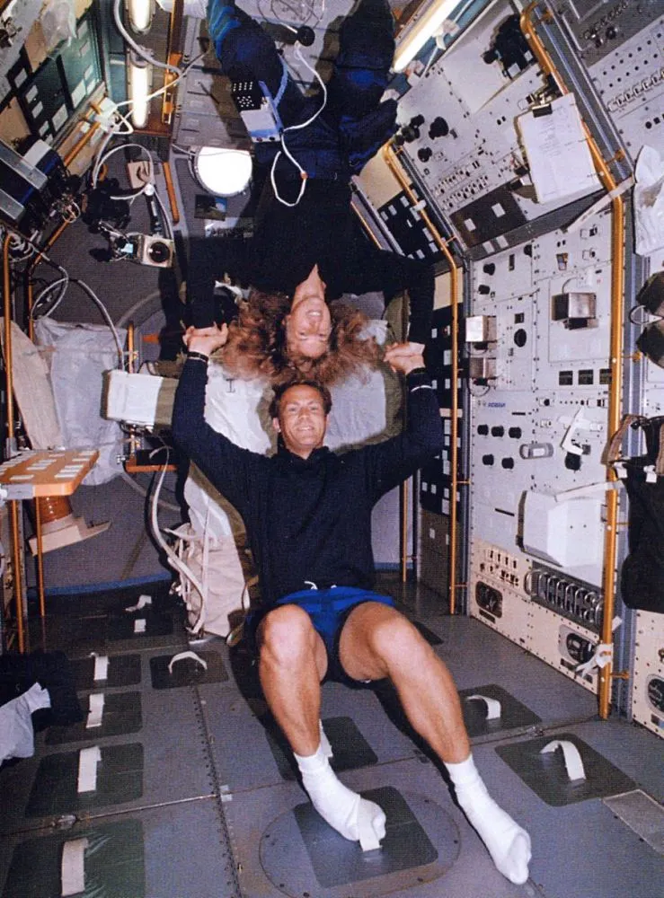夫妻生活多久一次算正常(NASA：是时候研究太空性行为了！1992年夫妻宇航员发生故事了吗？)