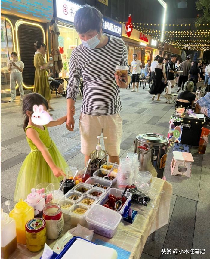 王大治带女儿吃路边摊，身材发福肚腩明显，胡子拉碴状态显油腻