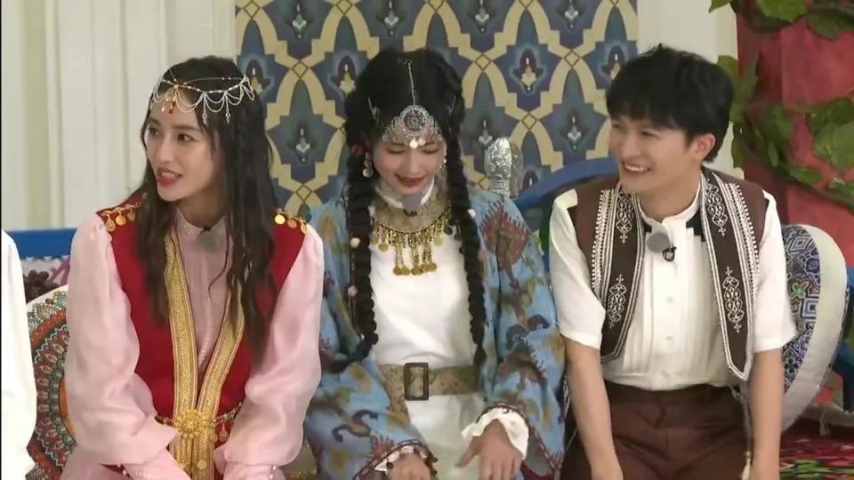 综艺《奔跑吧》直播截图中的baby小姐姐和新疆路透哦