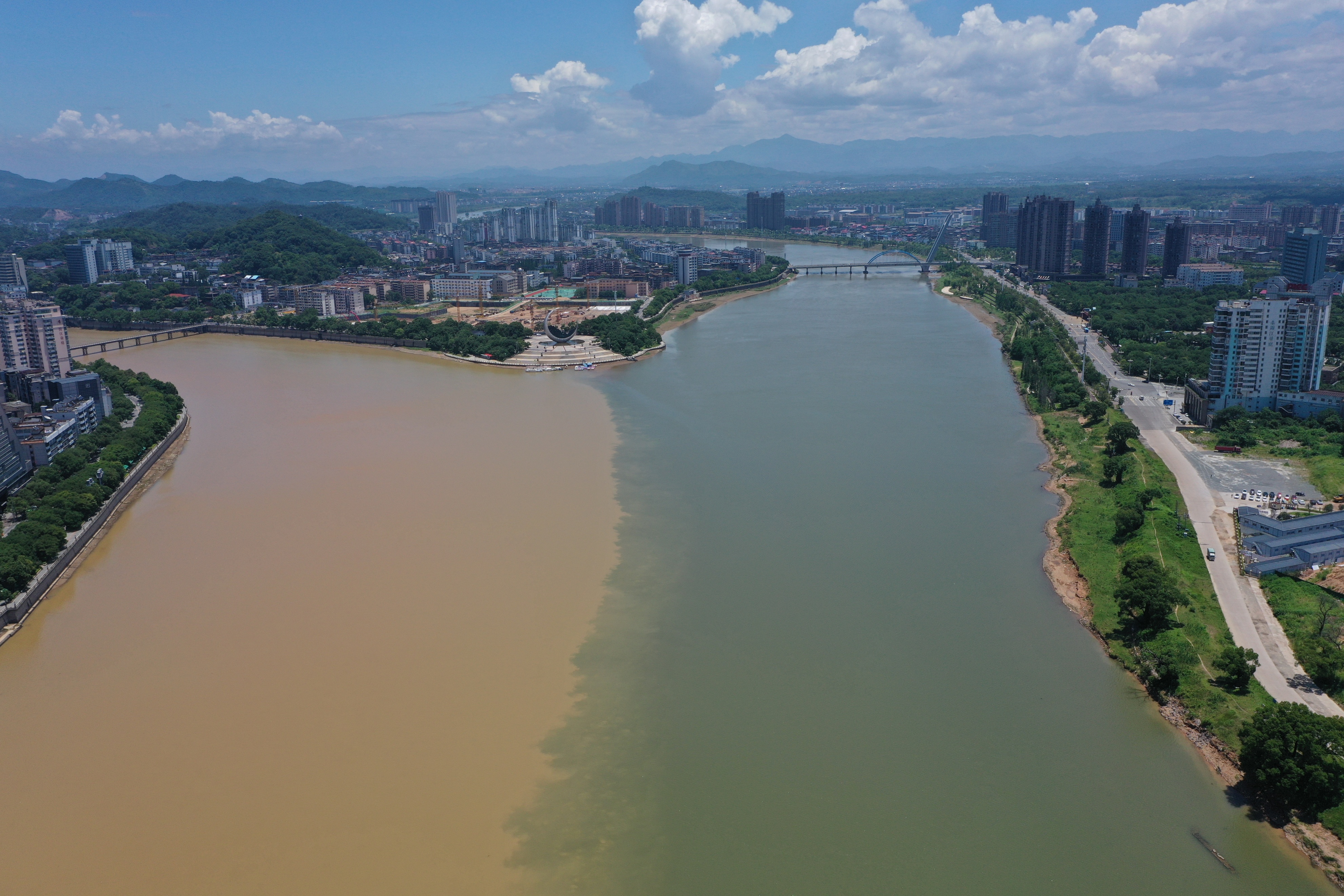 江西上饶：信江河呈现“泾渭分明”景观