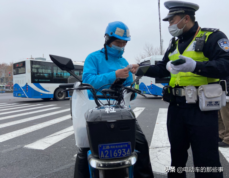 已明确：电动车、三轮车、四轮车上路要驾照，年龄和费用一文讲清