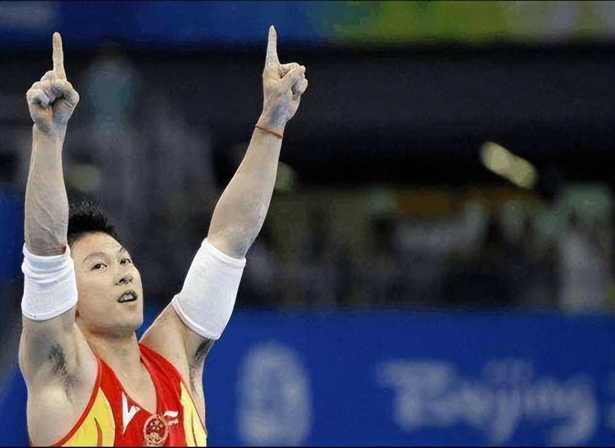 世界冠军李小鹏入选国际体操名人堂，却因妻子被群嘲，现状太解气