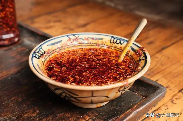做油泼辣子，别再直接泼热油，教你正确做法，又红又亮，又香又辣