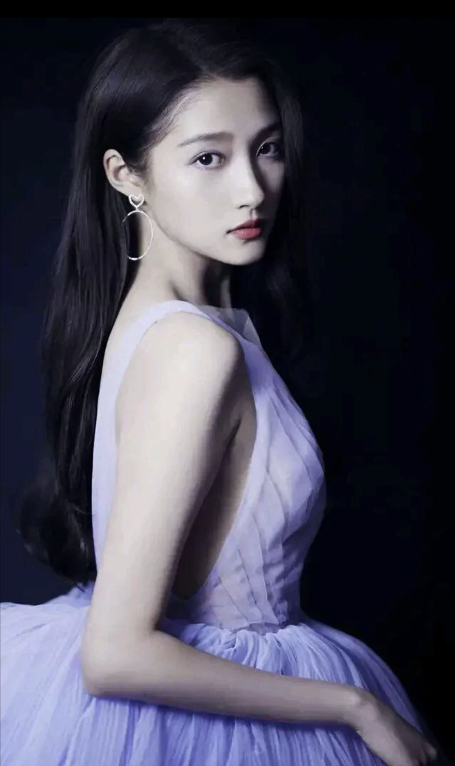 很奇怪晓彤不管什么类照片，看到她始终感觉还是“国民闺女”