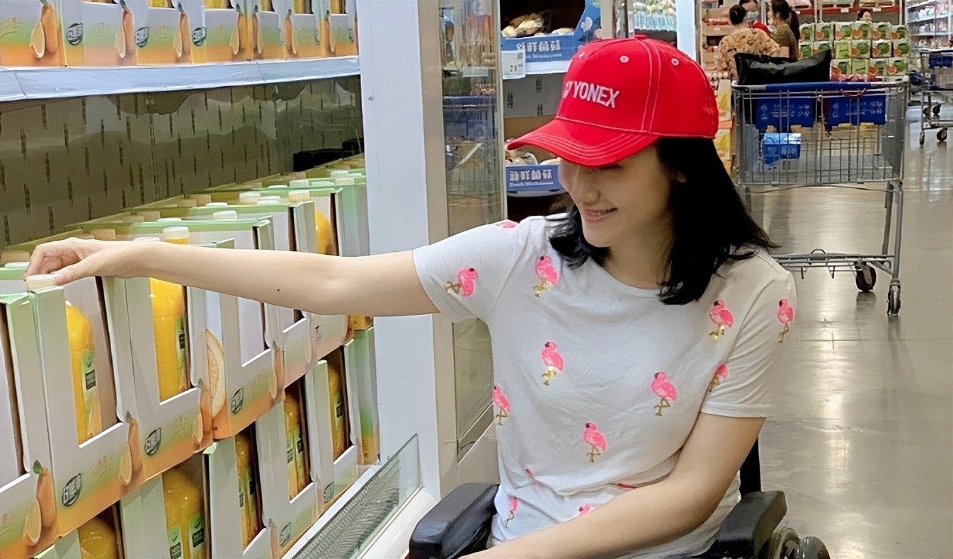 她，前湖南台一姐，22岁全身瘫痪，何炅为她募捐，今43岁无人娶？