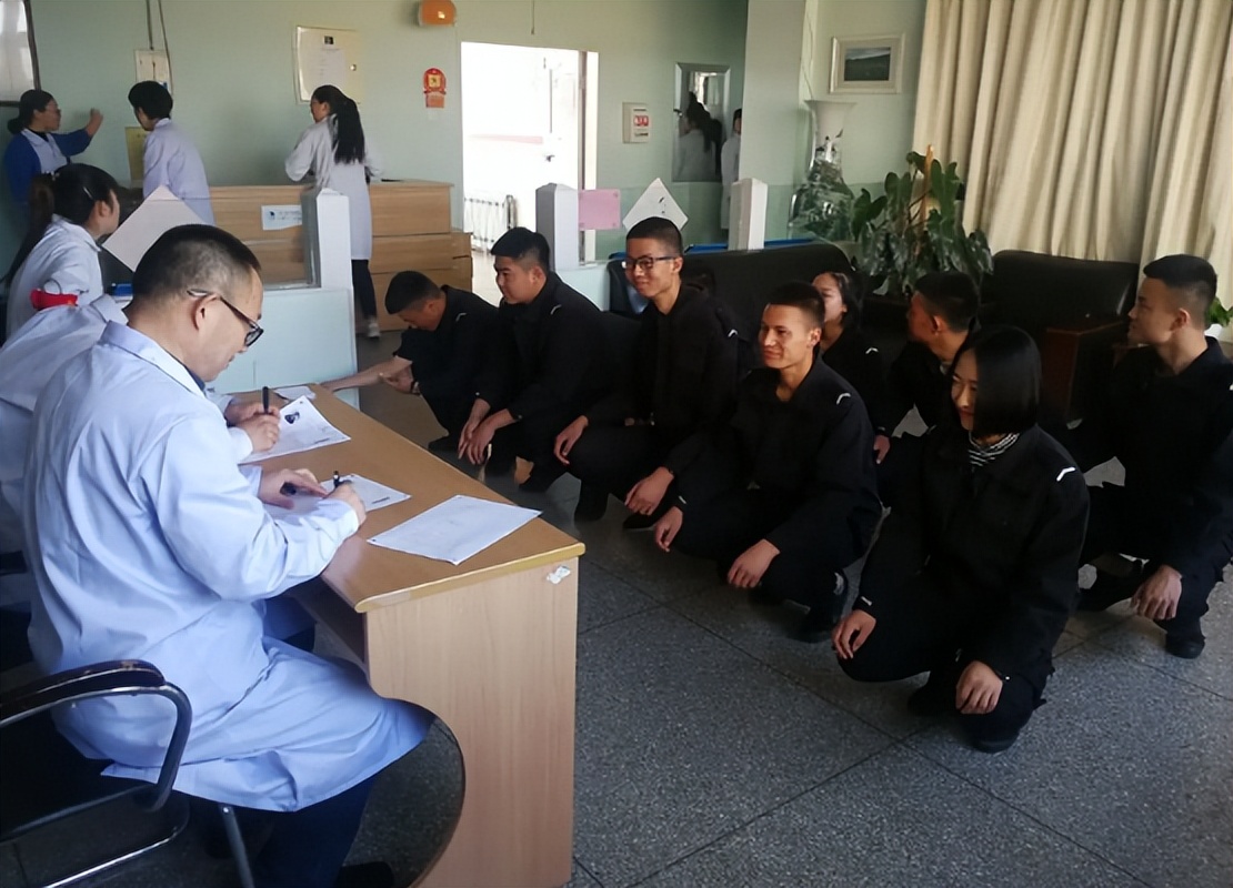 高考体检真的要“一丝不挂”吗？关键看这3点要求，学生：羞涩