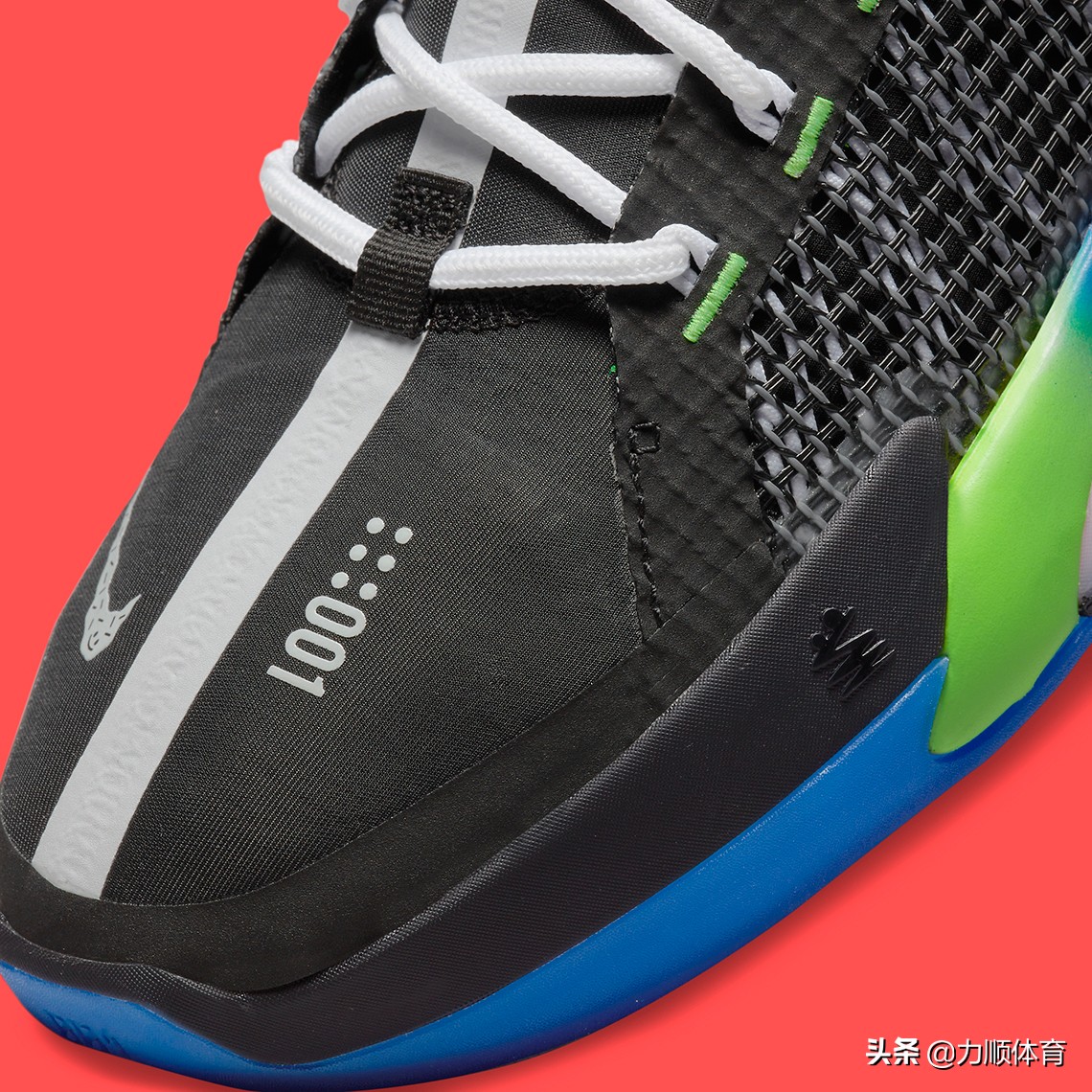 Nike Zoom GT Jump 上的多色与灰色相结合