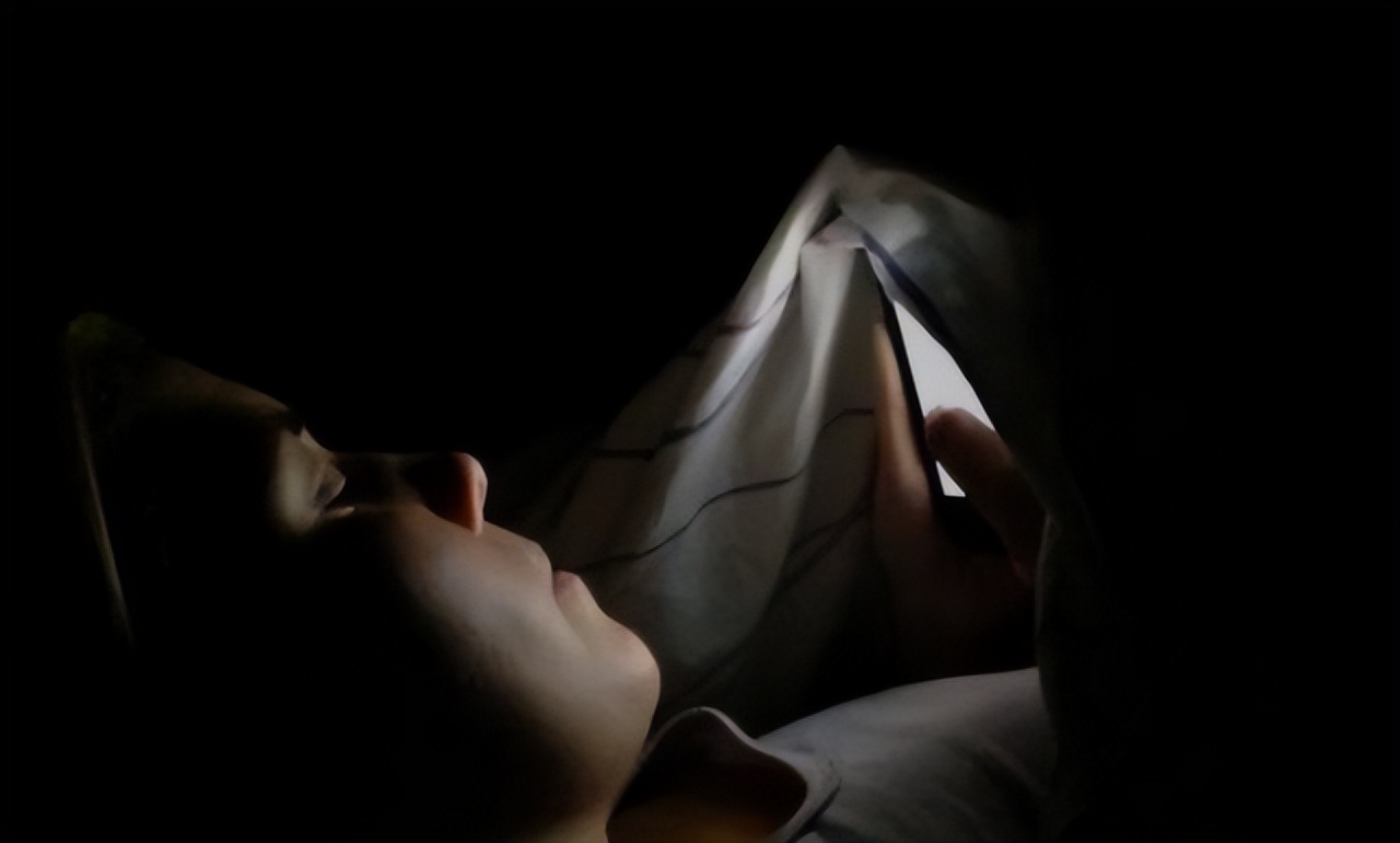 睡前躺在床上玩手机的人，身体会有5个变化，早知道早预防