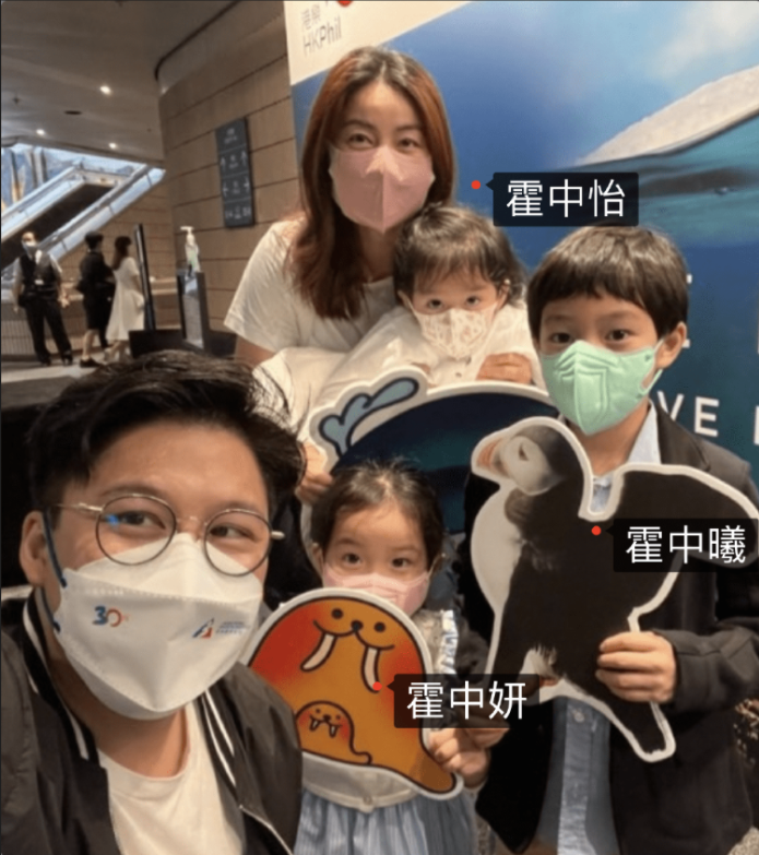 郭晶晶大女儿霍中妍，扎公主发穿粉裙很甜美，还背着蓝书包超惹眼