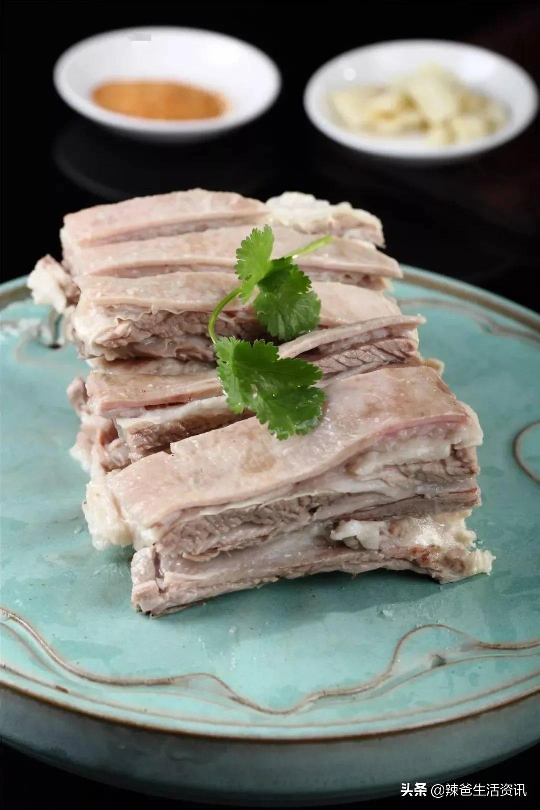 "手抓羊肉"也叫手把羊肉,是中国西北蒙古,藏,回,哈萨克,维吾尔等民族