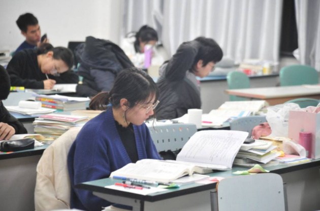 听上去像“铁饭碗”的岗位，真实身份却并非如此，学生慎重报考