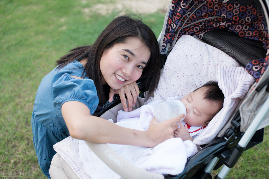 女人胸部一大一小正常吗？原因是啥？3种方式或可帮你改善