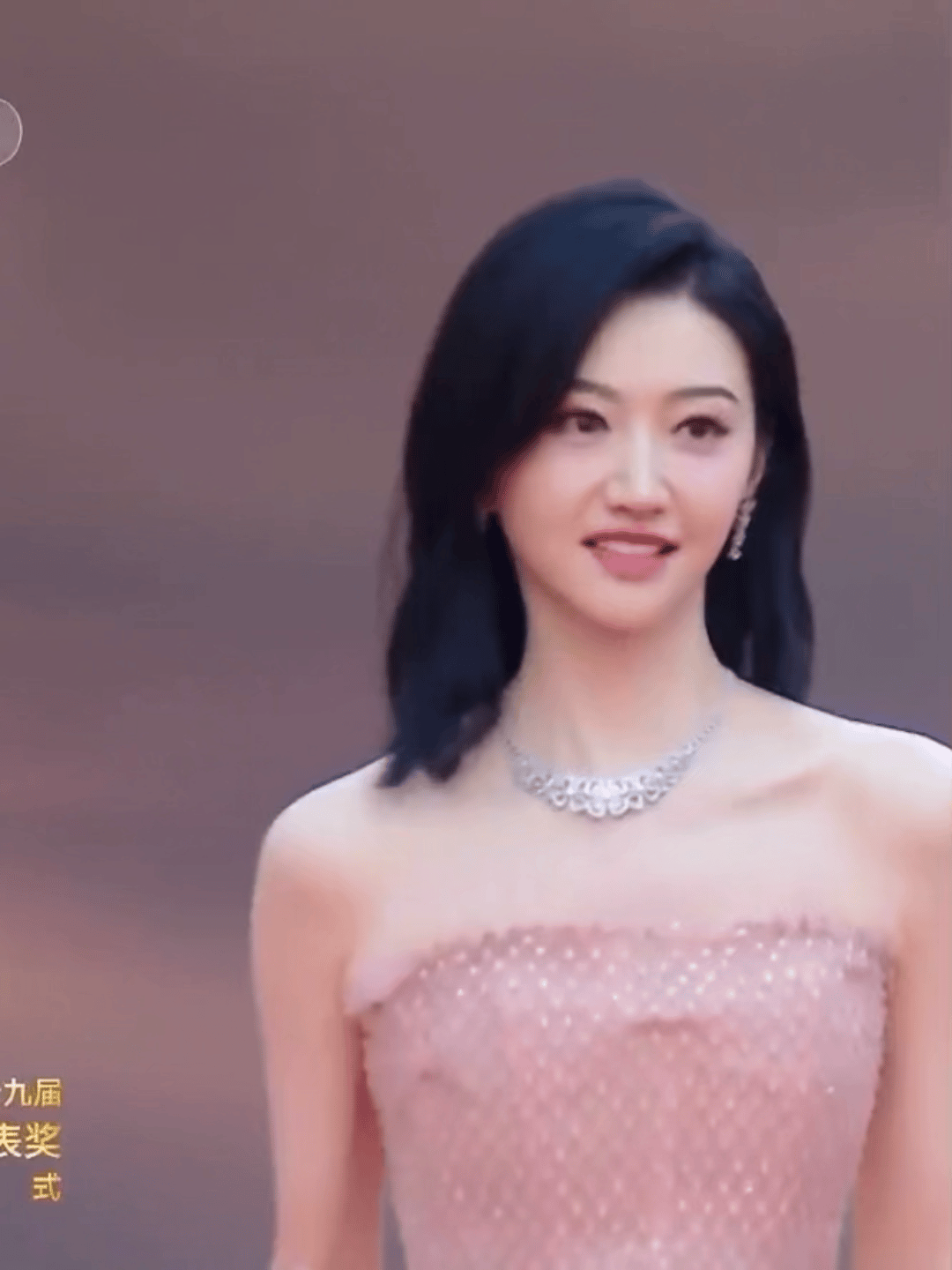上半身貌美如花，下半身歪七八扭，这9位女星镜头前后反差好大