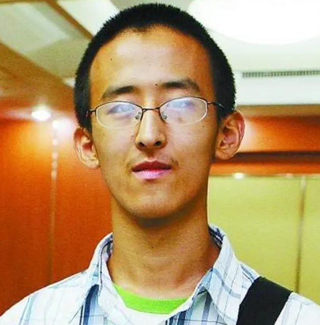 那个10岁参加高考，16岁读博，强迫父母在北京买房的男孩现状如何