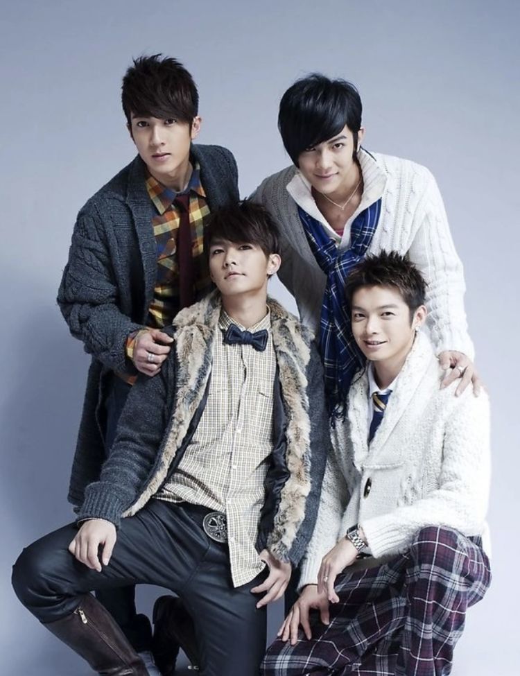 吴尊晒飞轮海感恩节聚餐，甜搂老婆出镜，祝辰亦儒汪东城早生贵子