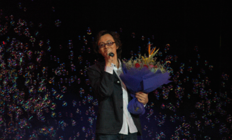 “那坟前开满丁香花”，20年前爆红的《丁香花》，唱的亡者是谁？