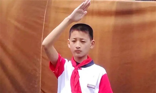 汶川地震敬礼娃娃感动中国如今少年长成记者却在7年前去世