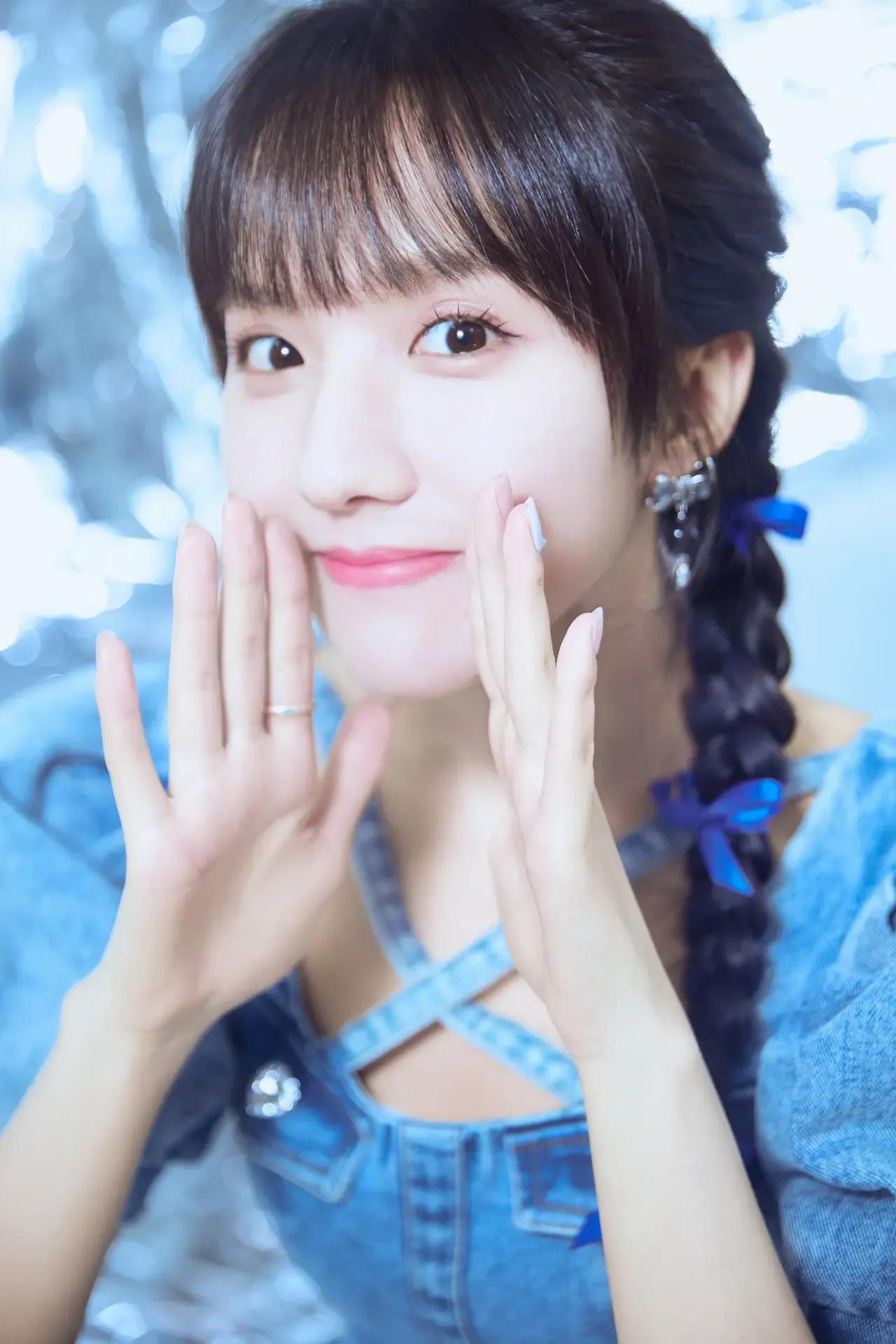 金晨少有的粉色西服套裙干练有型，杨幂彩虹针织毛衣温婉典雅