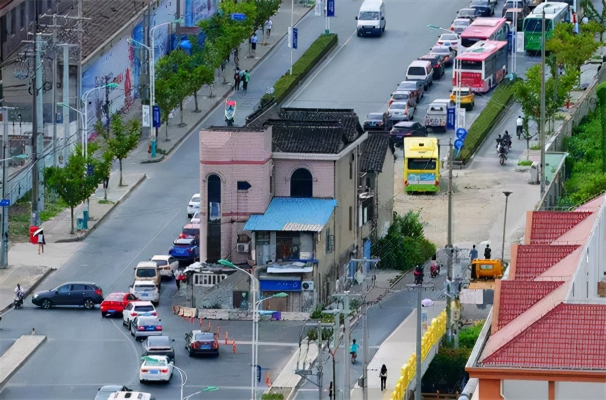 上海马路上的“豪宅”：要6套房加一块宅基地才肯拆，14年后搬走