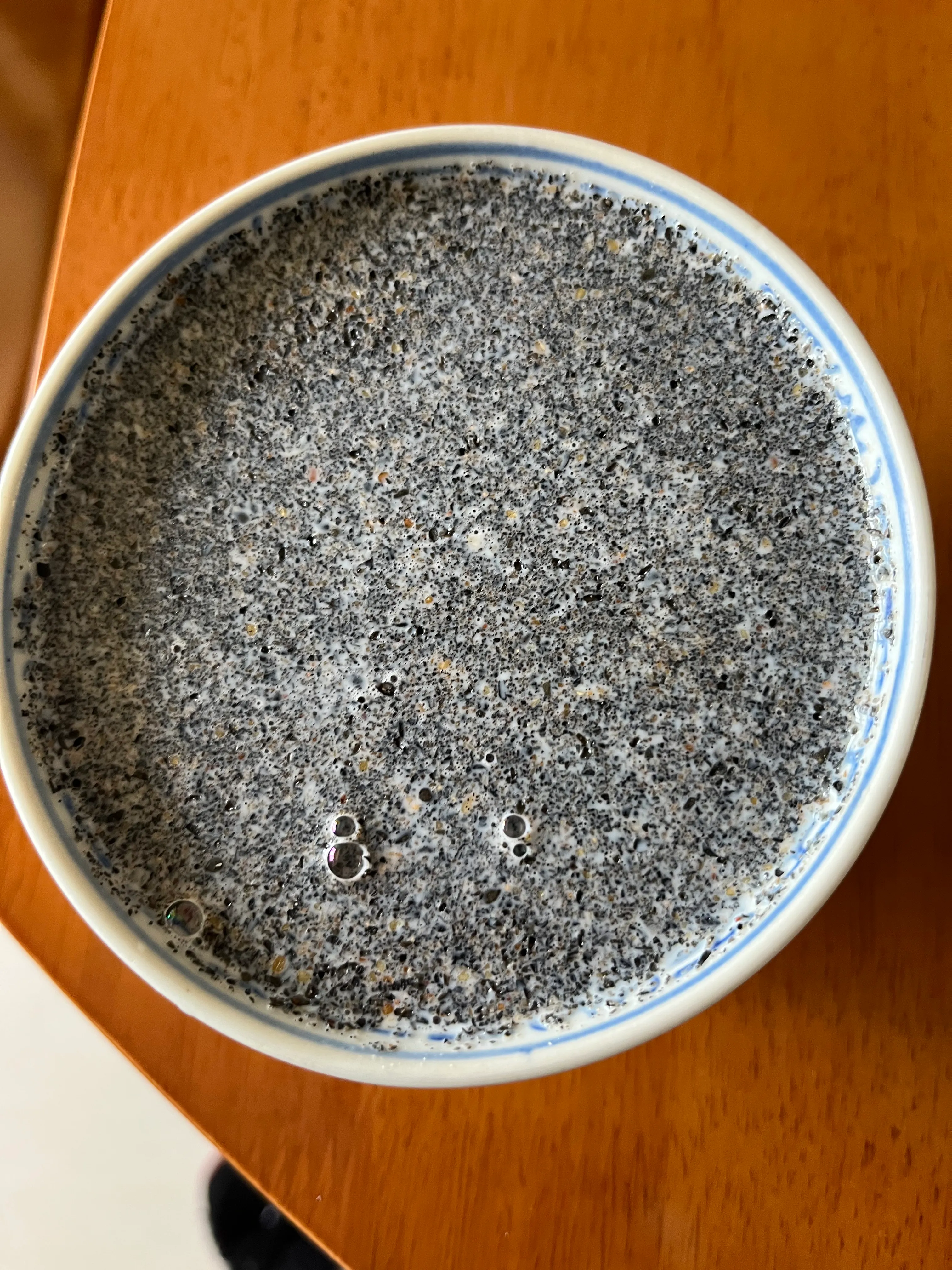 从苏州带回来的黑芝麻粉吃完了，早上去南门小街去称黑芝麻粉，价格是20元一斤