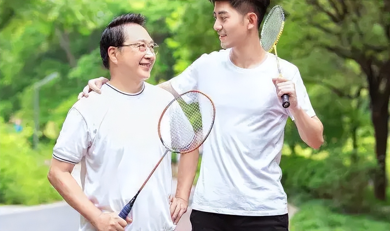 为啥上大学后，学生除了要生活费很少主动联系父母？心酸却是常态