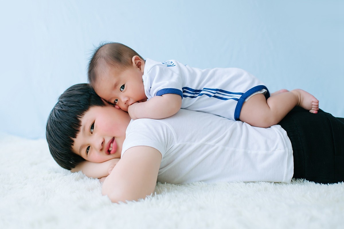 一个家庭有两个小孩（二胎家庭想要和谐关键还得看父母）