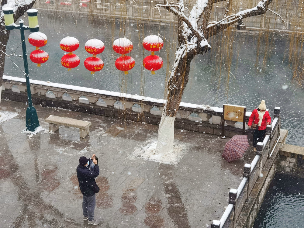 雪送祥瑞兆丰年：济南市民冒雪赏景