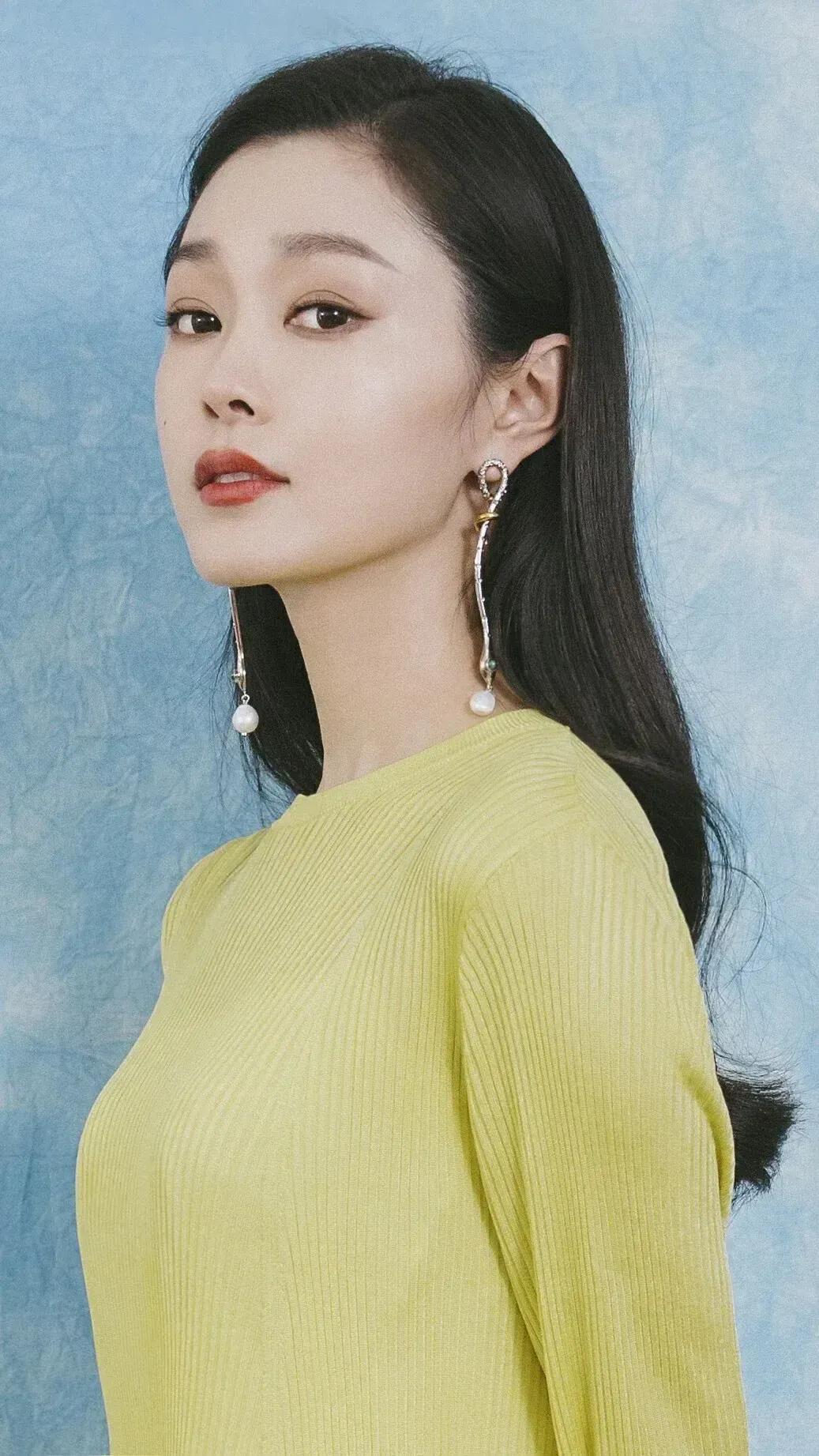 金晨少有的粉色西服套裙干练有型，杨幂彩虹针织毛衣温婉典雅