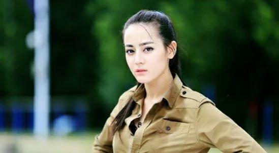 24明星军装女神美照，气质唯美，自信从容，美丽大方