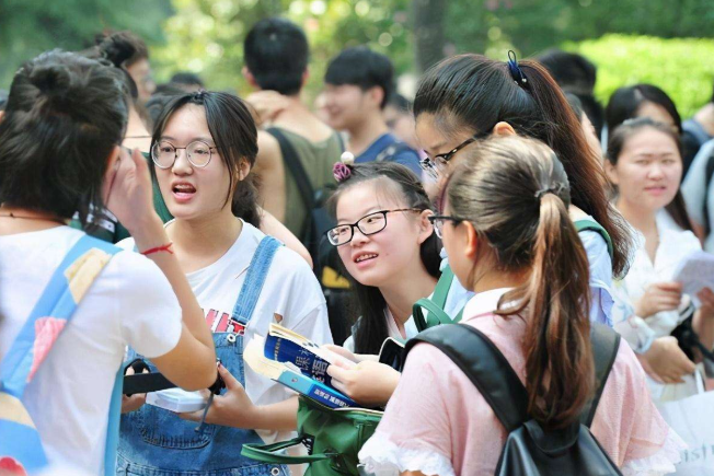 985大学“档次排名”出炉，人大排名有争议，浙大、南大在第二档