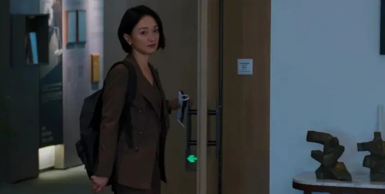 为啥越来越多的人，上班不爱背包了？