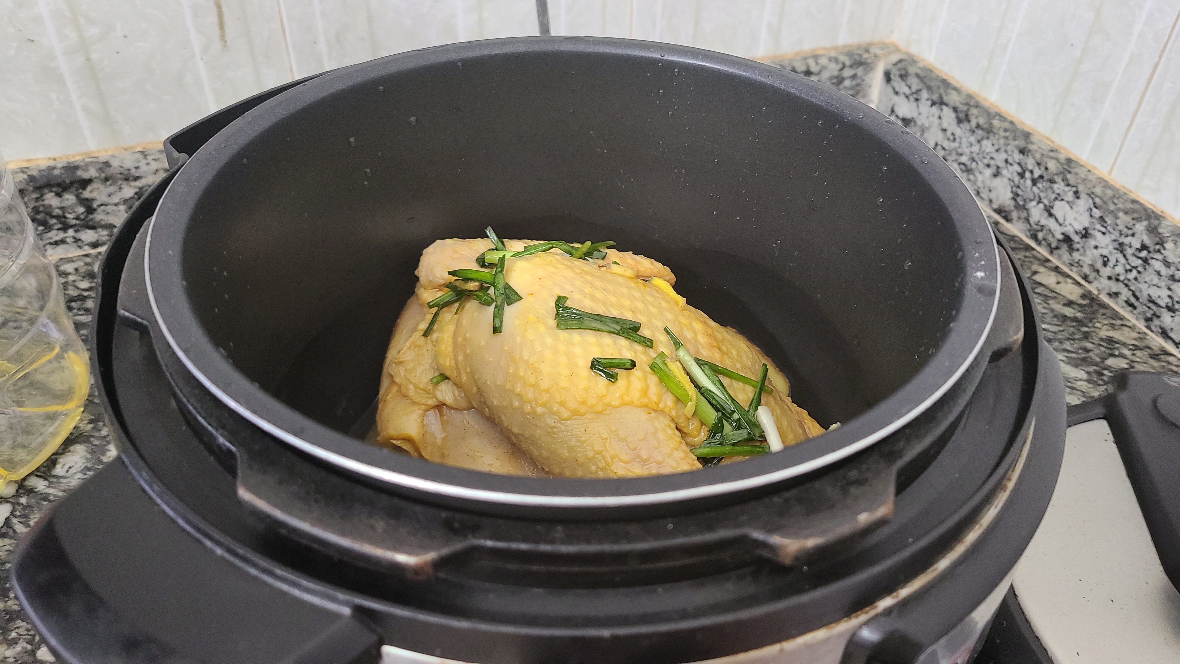 咸香鸡是广东出了名的美食，嫩滑好吃香味浓，老厨师教你