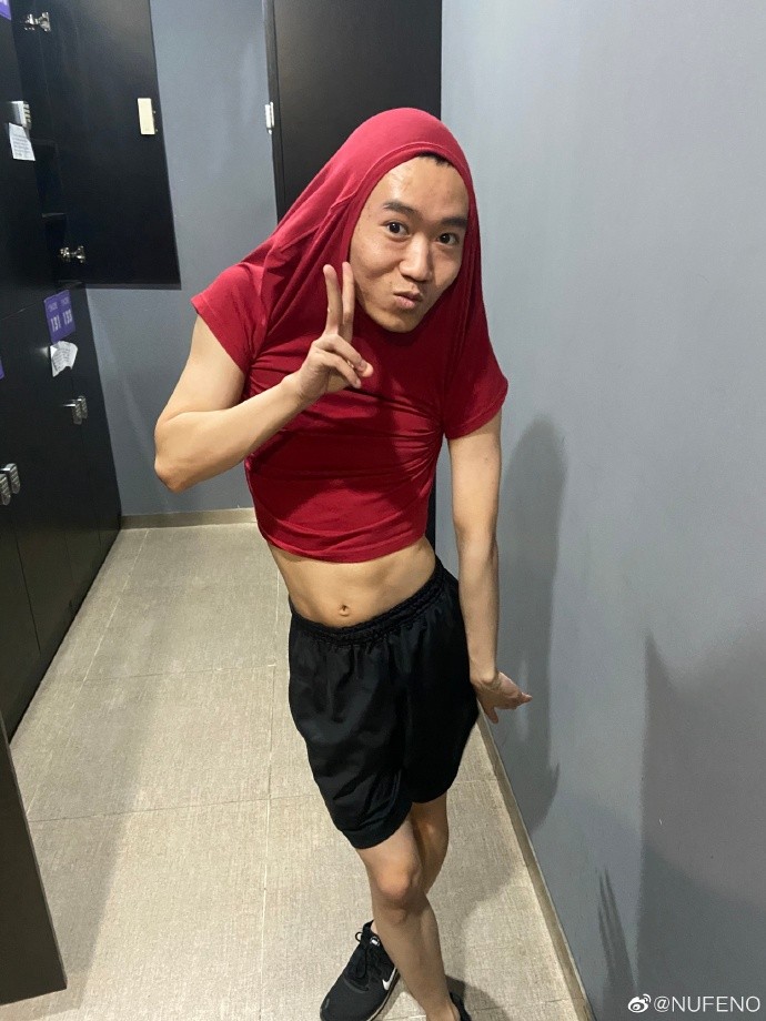 吃个桃桃后继有人，王甜心凭矫揉造作出圈，真实身份是985高材生