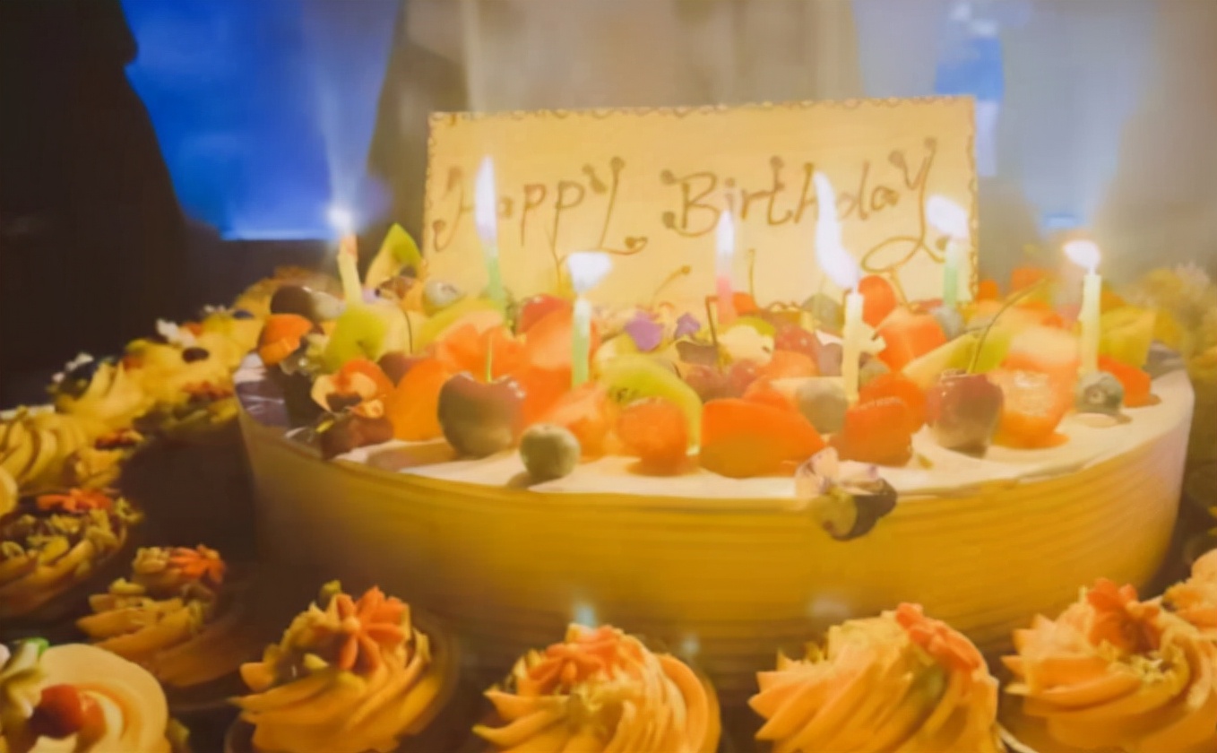 王思聪三亚庆34岁生日，比去年低调许多，身边仍然美女如云