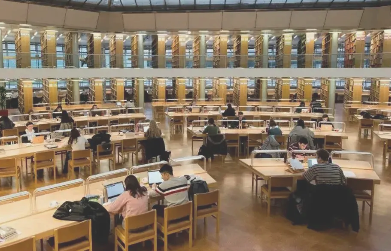 “清华学生又怎样，还不是高学历低素质！”清华教室实拍图引群嘲