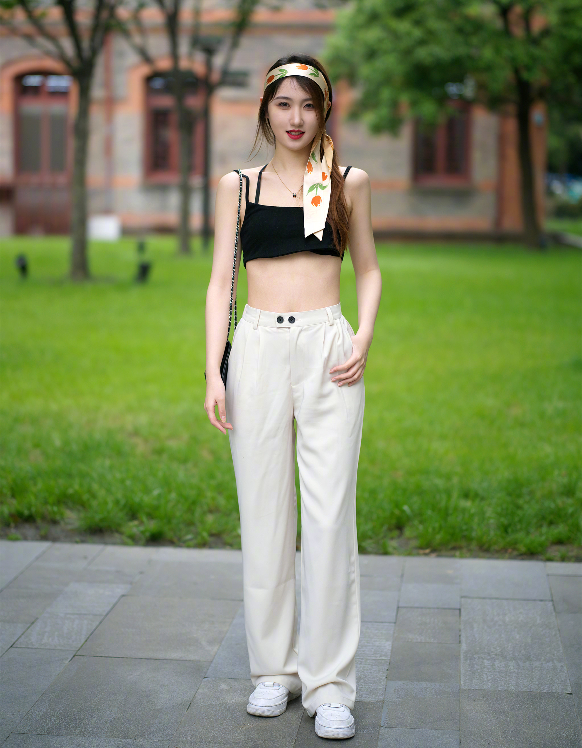 如何将白色裤子穿出高级感(如何将白色裤子穿出高级感一点)
