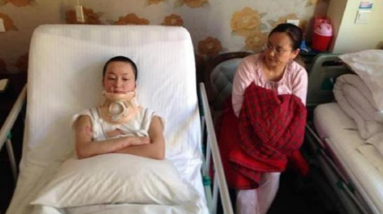 10年前，为了爱情不择手段的官二代，当街泼汽油报复16岁少女周岩