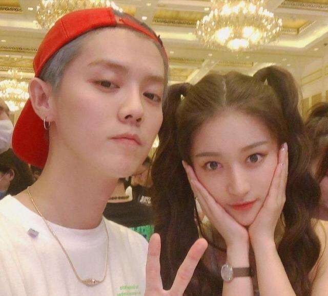 关晓彤晒美照，露肩上衣微露锁骨眼神妩媚，一双大长腿太优越