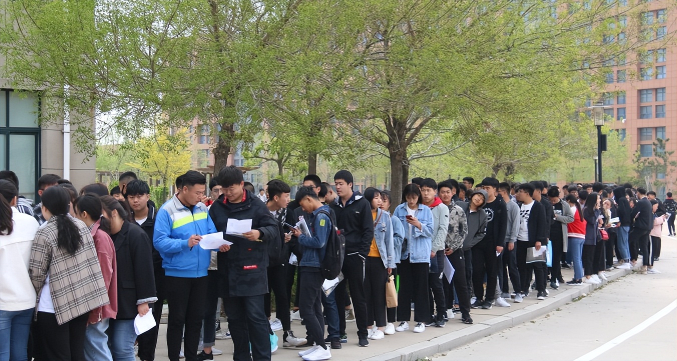 学生一心想走单招，网友好心劝阻反被回怼，单招和高考哪个更好？